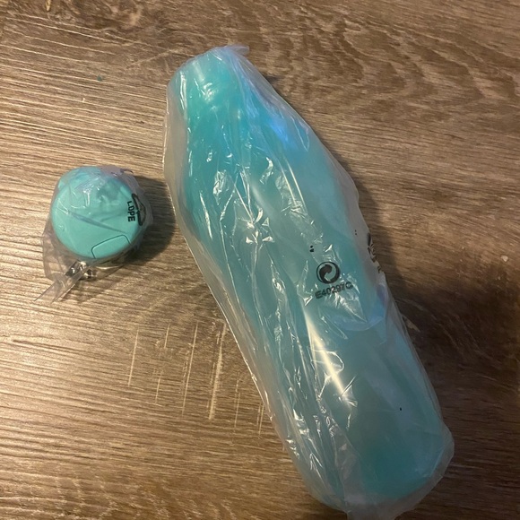 Tupperware water bottle - Picture 2 of 3
